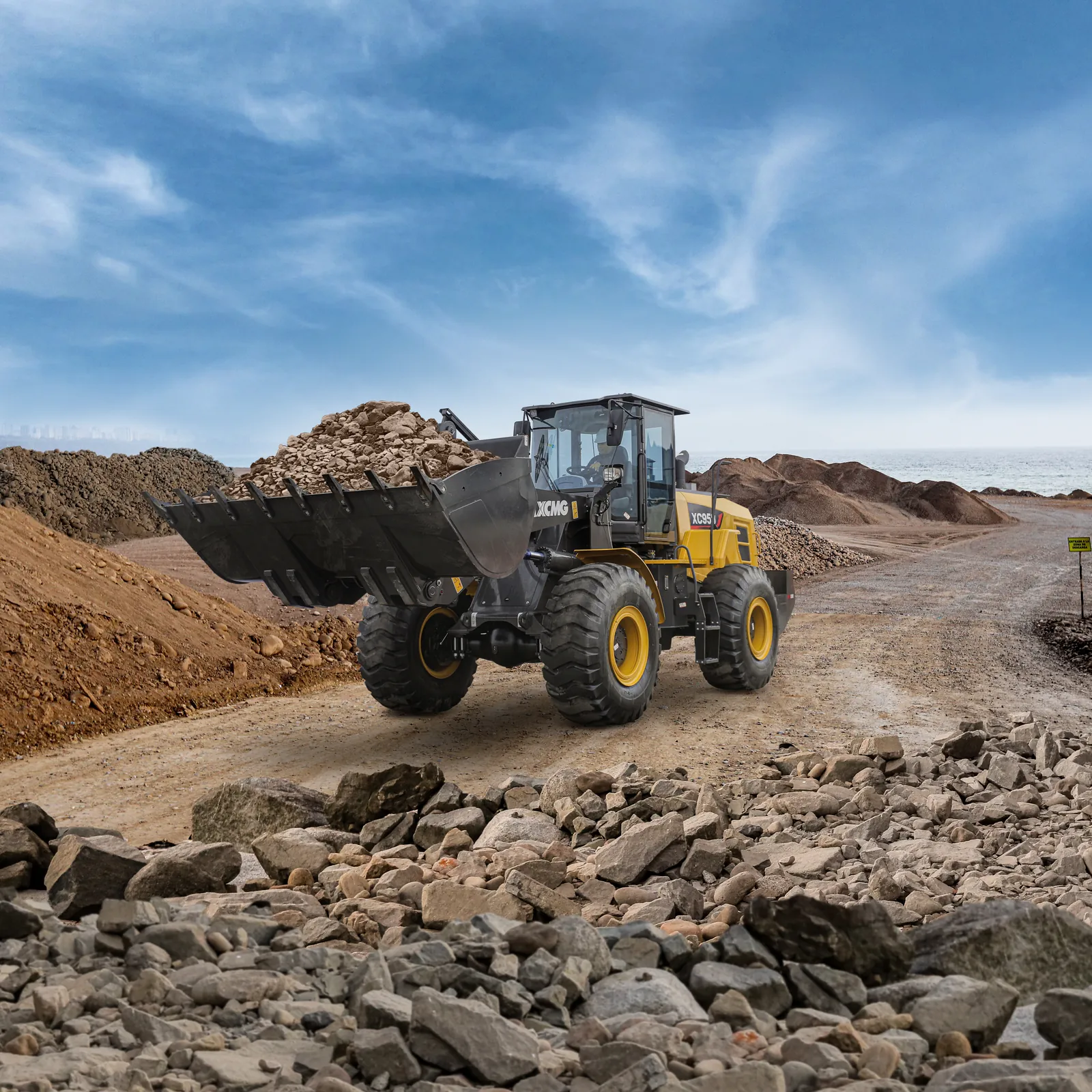 Cargador frontal XCMG XC958 trabajando con material