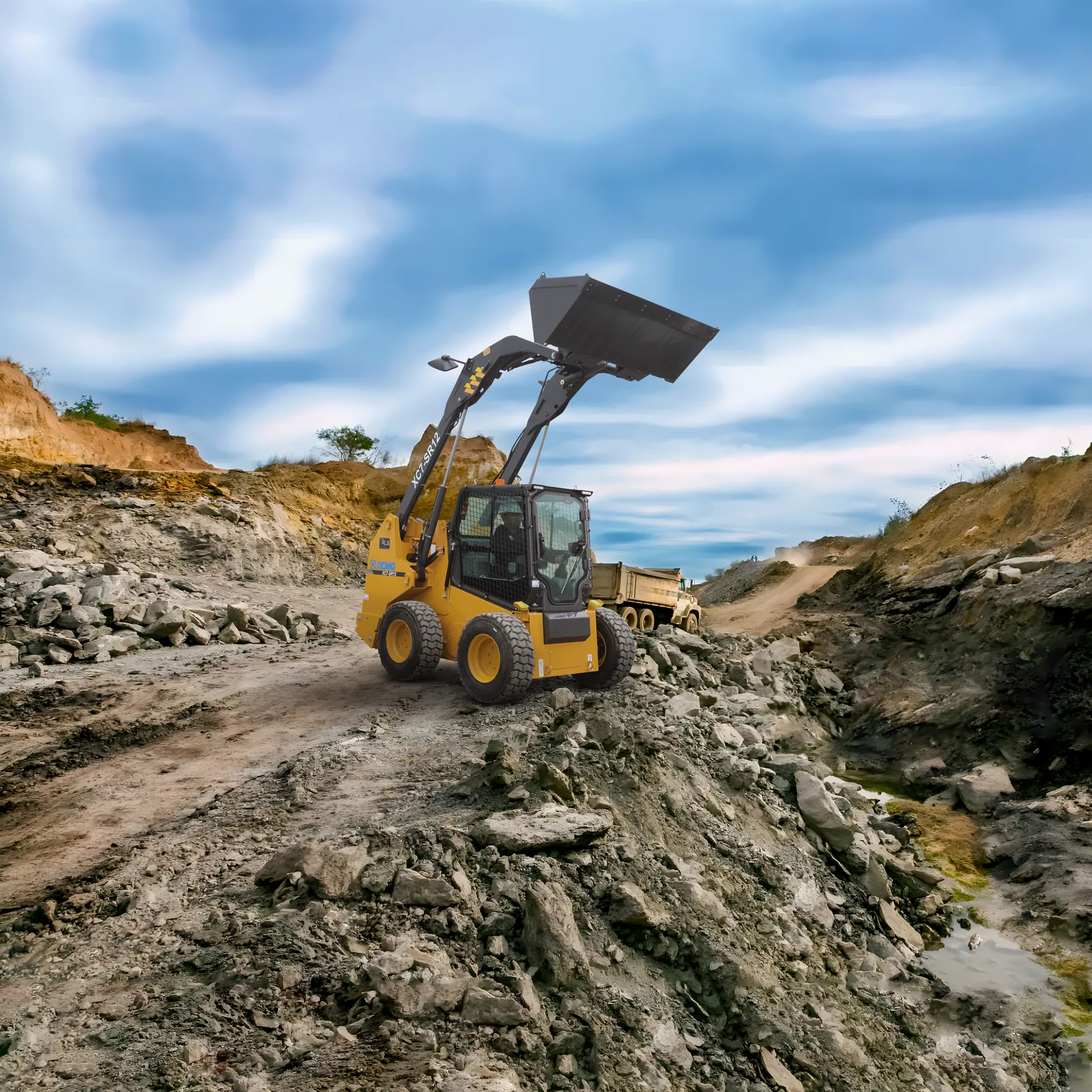Minicargador XCMG XC7-SR12 trabajando en obra