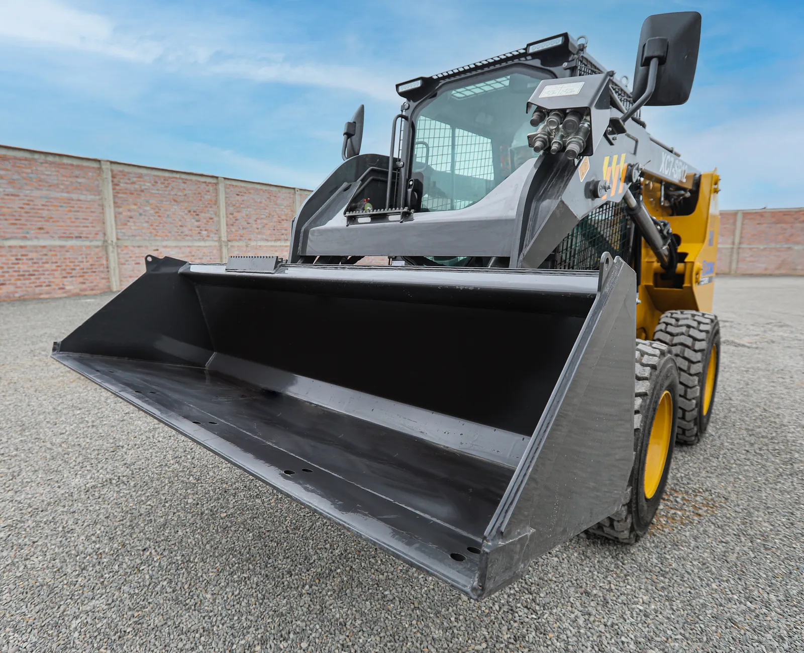 Minicargador XCMG XC7-SR12 · vista 2